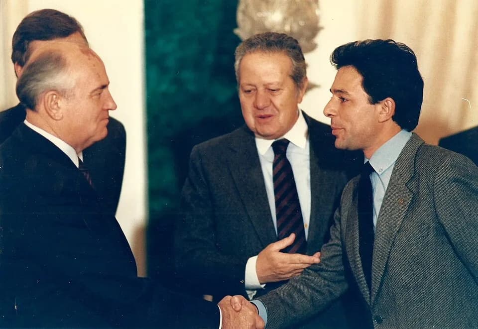 Mário Soares - Como tradutor oficial da delegação portuguesa, durante visita à URSS do então Presidente Mário Soares, em Novembro de 1987. Encontro no Kremlin com Mikhail Gorbachev.