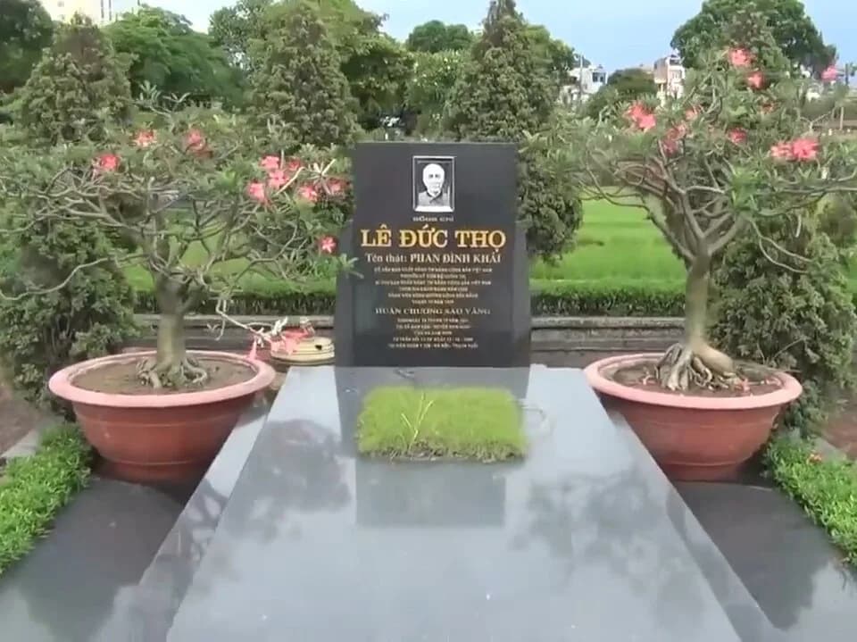 Le Duc Tho - Le Duc Tho's grave at Mai Dich Cemetery.