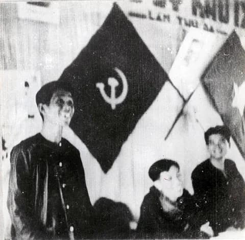 Le Duc Tho - 3è Plénum du comité de circonscription du Parti, le 24 janvier 1949. Dans la photo (de gauche à droite), les camarades: Le Duan, Le Duc Tho.