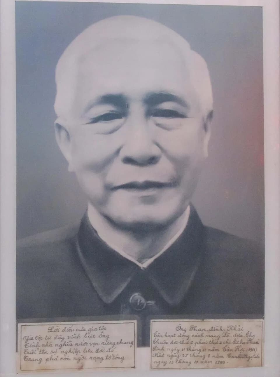 Le Duc Tho - Chụp lại ảnh chân dung trên bàn thờ ở nhà thờ dòng họ Phan Đình