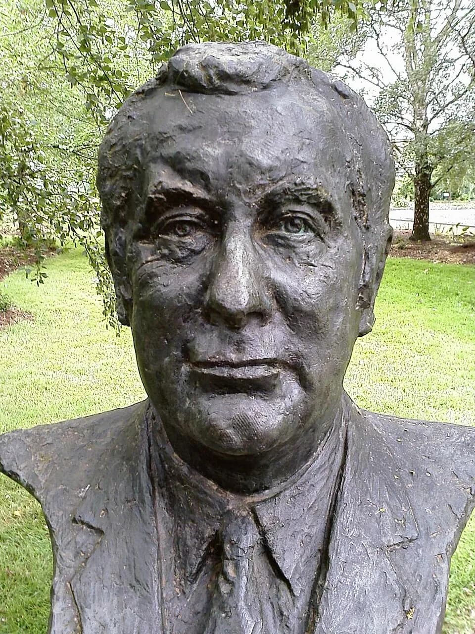 Gough Whitlam - Bust of the twenty-first Prime Minister of Australia w:en:Gough Whitlam by sculptor Victor Greenhalgh located in the w:en:Prime Minister's Avenue in the Ballarat Botanical Gardens.
Pho