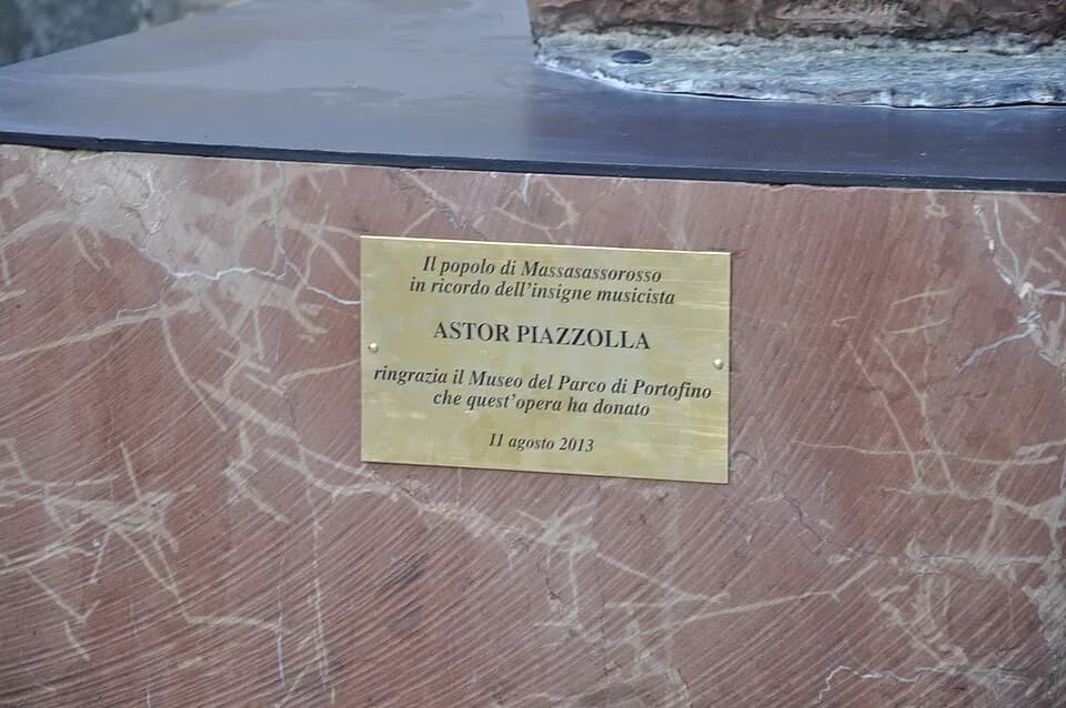 Astor Piazzolla - Il giorno 11 agosto 2013 è stata intitolata una piazzetta nel centro di Massa Sassorosso intitolata “Largo Astor Piazzolla” a poca distanza dalle abitazioni nelle quali vissero i non