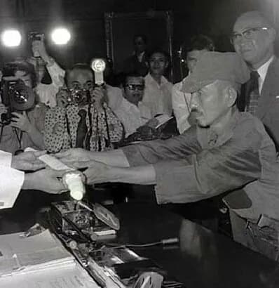 Hiroo Onoda - Japanese imperial army soldier Hiroo Onoda (R) offering his military sword to Philippine President Ferdinand E. Marcos (L) on the day of his surrender, March 11, 1974.