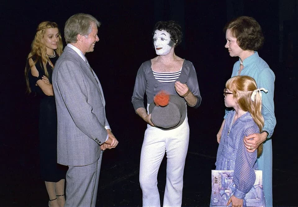 Marcel Marceau - El presidente Jimmy Carter, junto a Rosalynn Carter y Amy Carter, con el mimo francés Marcel Marceau, el 16 de junio de 1977.