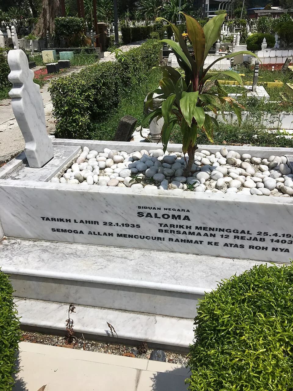 P. Ramlee - Pusara Allahyarham Puan Sri Saloma di Tanah Perkuburan Islam Jalan Ampang, Kuala Lumpur.