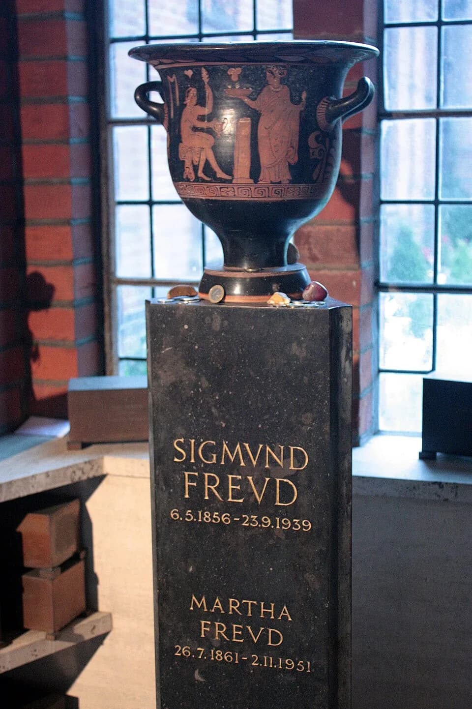 Anna Freud - Cinerary urn with Sigmund Freud's ashes in the Ernest George Columbarium, part of Golders Green Crematorium