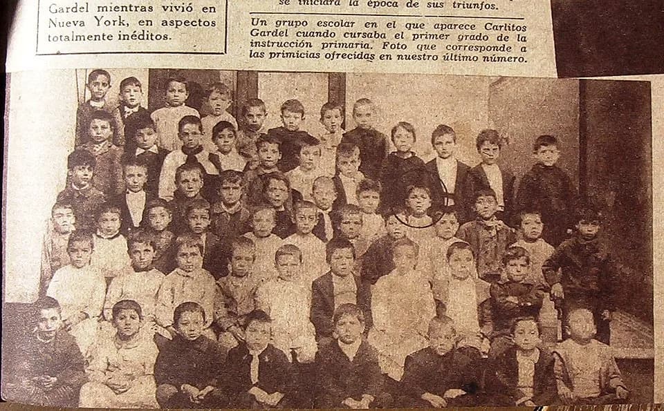 Carlos Gardel - Carlos Gardel niño, Montevideo. Con sus compañeros de primer Grado "C". Escuela de Segundo Grado de Varones No 27, Calle Durazno 337(numeración antigua), Montevideo, Barrio Palermo. En