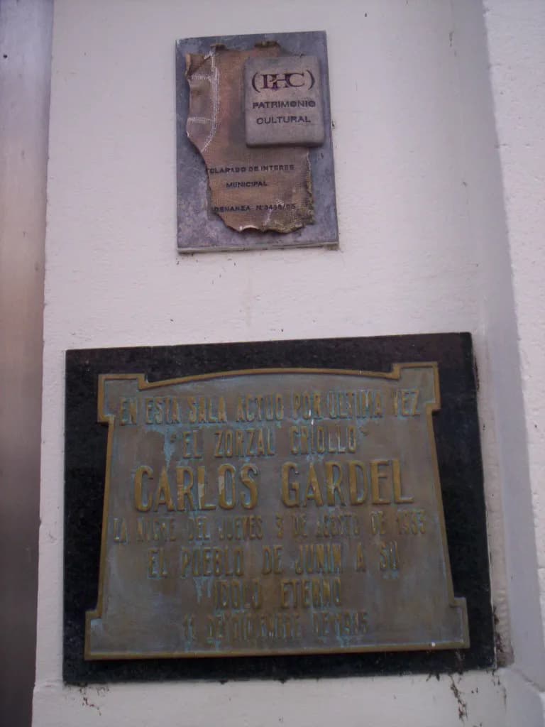 Carlos Gardel - Placas colocadas en la fachada del ex cine Crystal Palace, indicando "patrimonio cultural" y recordando la actuación de Carlos Gardel en 1933. Junín, Argentina.