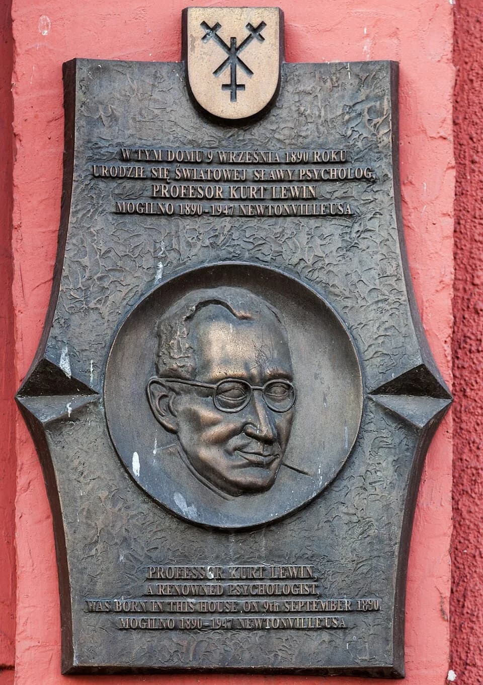 Kurt Zadek Lewin - Mogilno, tablica pamiątkowa na domu rodzinnym Kurta Lewina, Rynek 4.