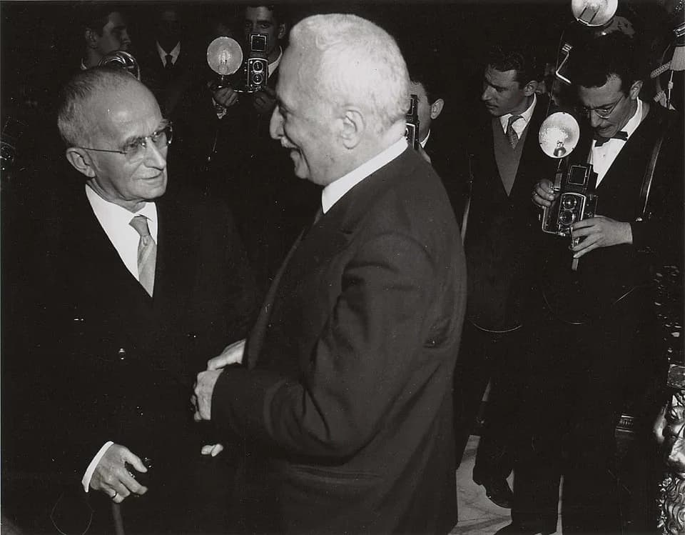 Enrico de Nicola - Enrico De Nicola saluta Luigi Einaudi eletto Presidente della Repubblica