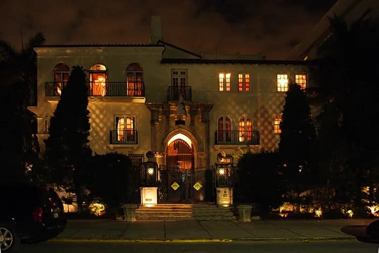 Gianni Versace - Casa Casuarina, 1116 Ocean Drive, 33139 Miami Beach illuminated at early night time