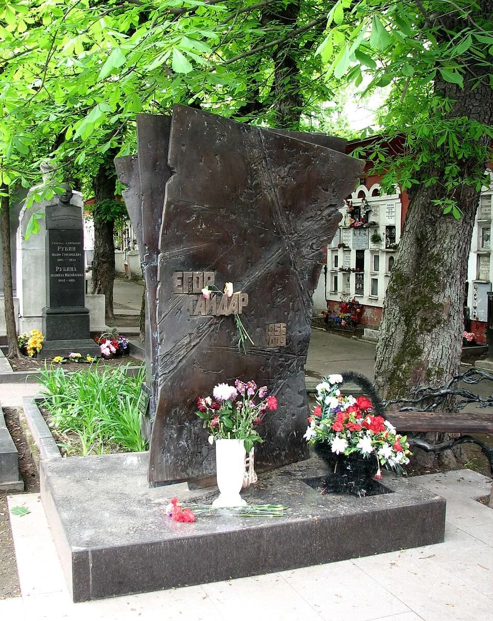Egor Gajdar - Sculptural composition on Egor Gaidar's grave. Moscow, Novodevichy Cemetery.