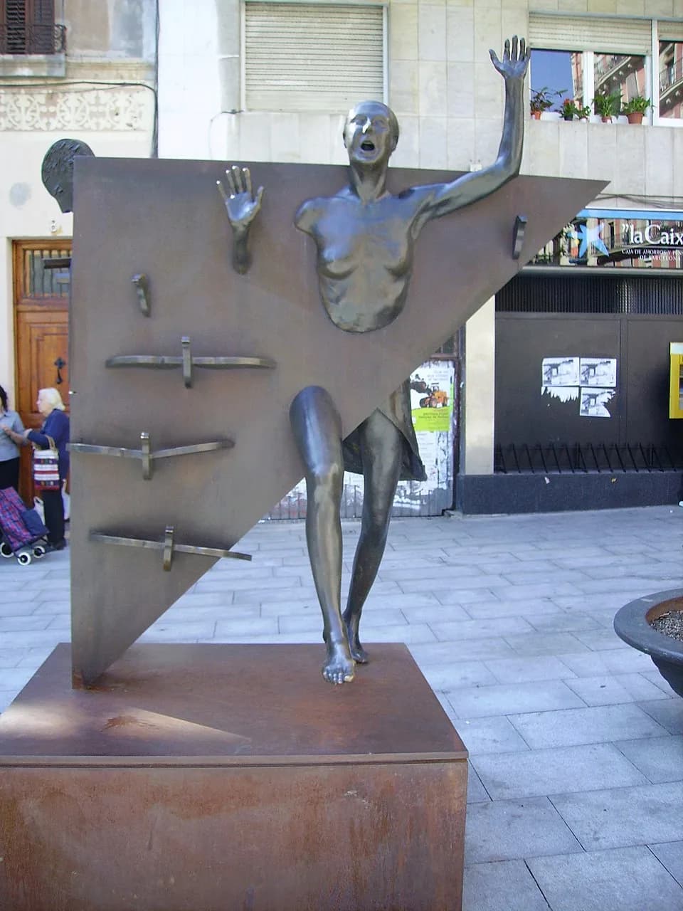 Mercè Rodoreda - Escultura La Colometa, de Xavier Medina-Campeny, a la Plaça del Diamant, Gràcia, Barcelona.