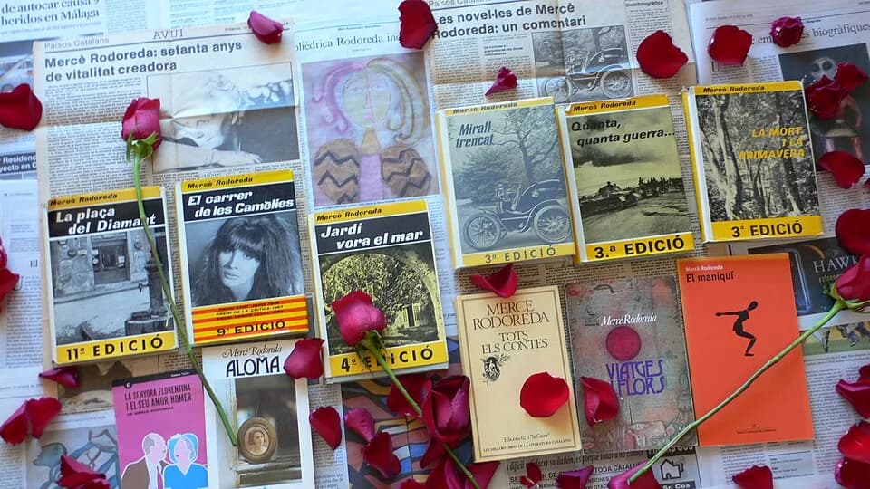 Mercè Rodoreda - Conjunt de llibres publicats per l'autor, juntament amb retalls de diaris i demés sobre l'autora.