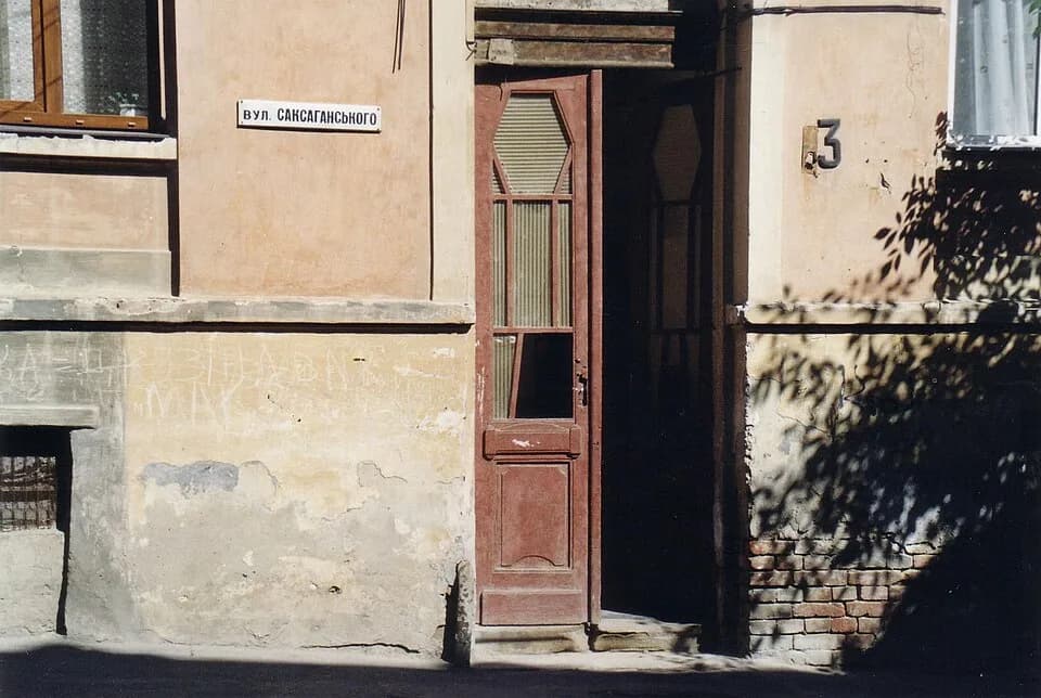 Paul Celan - Fotografie vom Eingang des Geburtshauses von Paul Celan in Czernowitz. – In den 1990er Jahren hatte die Stadtverwaltung irrtümlicherweise das Nachbarhaus erneuern und mit einer Gedenktafe