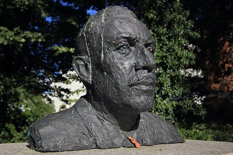 Otto Fritz Meyerhof - im Ratsdienergarten, Kiel-Altstadt: Otto Fritz Meyerhof-Büste von dem Bildhauer Jörg Plickat (2015).