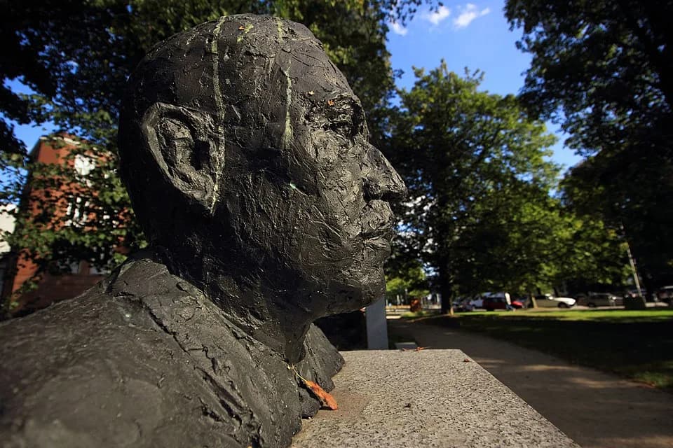 Otto Fritz Meyerhof - im Ratsdienergarten, Kiel-Altstadt: Otto Fritz Meyerhof-Büste von dem Bildhauer Jörg Plickat (2015).