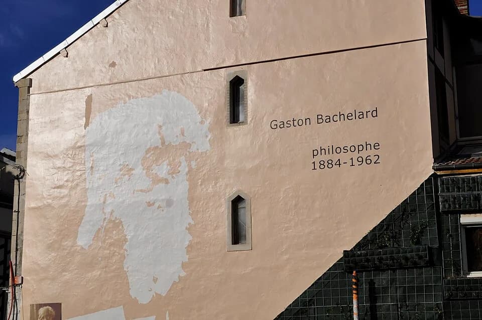 Gaston Bachelard - Façade peinte en hommage à Gaston Bachelard.