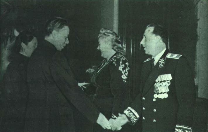 Liu Shaoqi - 1950年，苏联十月革命三十三周年庆祝会，刘少奇夫妇接见苏联驻华大使罗申夫妇