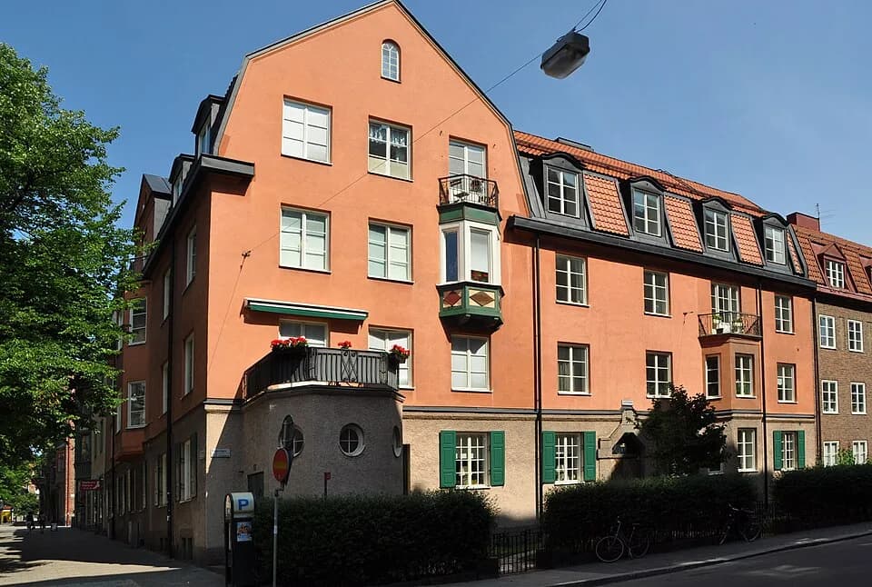 Raoul Wallenberg - Bragevägen 12/Odengatan 17 (Flugsnapparen 8): Byggnadsår 1915-17, arkitekt Hjalmar Westerlund, byggherre P Egelnoff, byggmästare G Lundberg. 





This is a photo of a building (wit