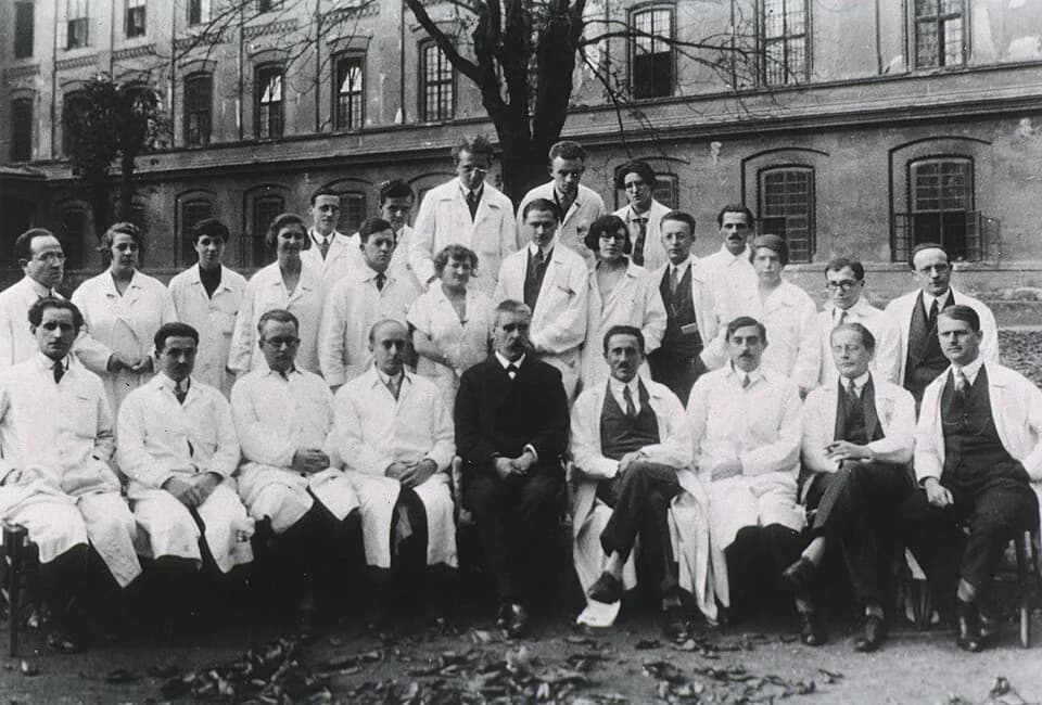 Julius Wagner-Jauregg - Julius Wagner-Jauregg's staff in 1927. Front row (left to right): Max Weissmann, Bernhard Dattner, Heinrich Kogerer, Heinrich Herschmann, Julius Wagner-Jauregg, Josef Gerstmann