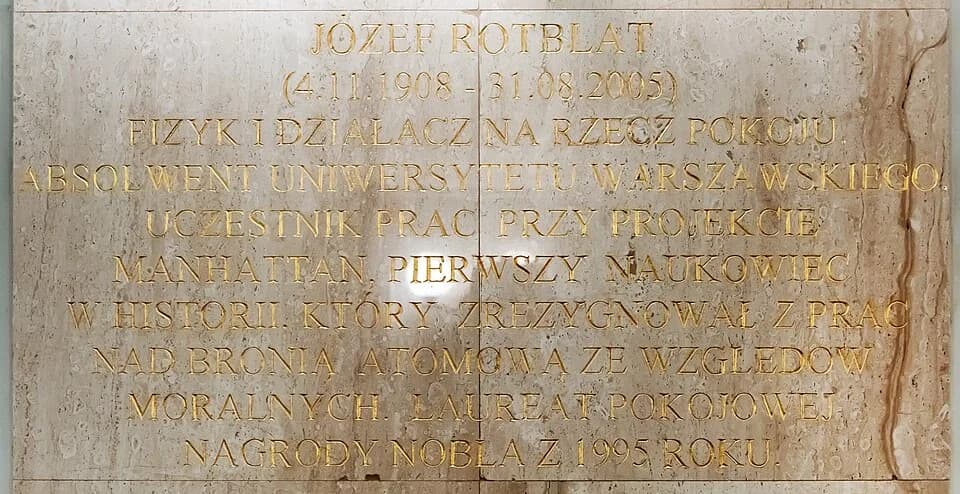 Joseph Rotblat - Plaque in memory of Józef Rotblat in the Auditorium Maximum building of the Warsaw University