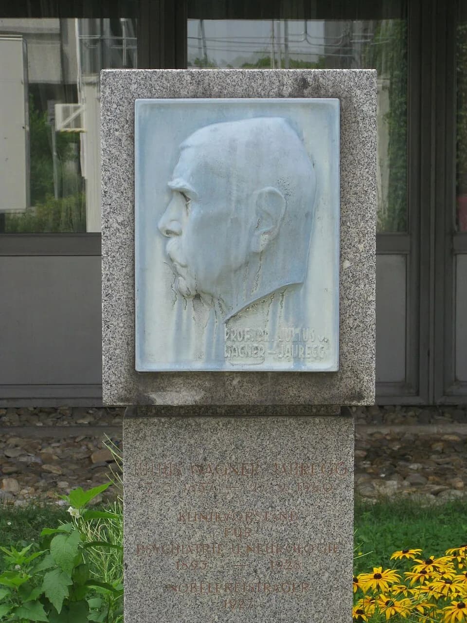 Julius Wagner-Jauregg - Julius Wagner-Jauregg-Denkmal im Neuen AKH, Währinger Gürtel 11-13.