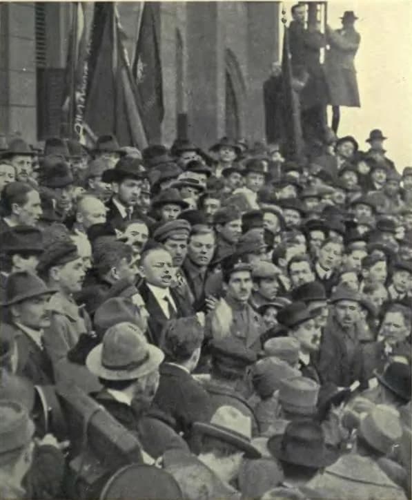 Béla Kun - Béla Kun proclaiming the soviet republic on entrance of the Parliament, Budapest
