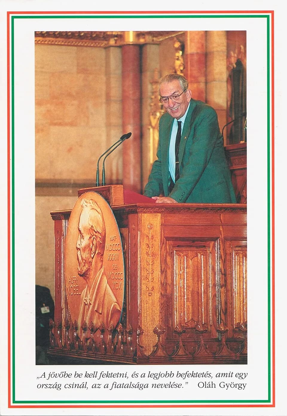 George Andrew Olah - A 2000-es tudóstalálkozó konferenciakiadványának hátlapja – Oláh György 2000-ben, az Országgyűlés üléstermében