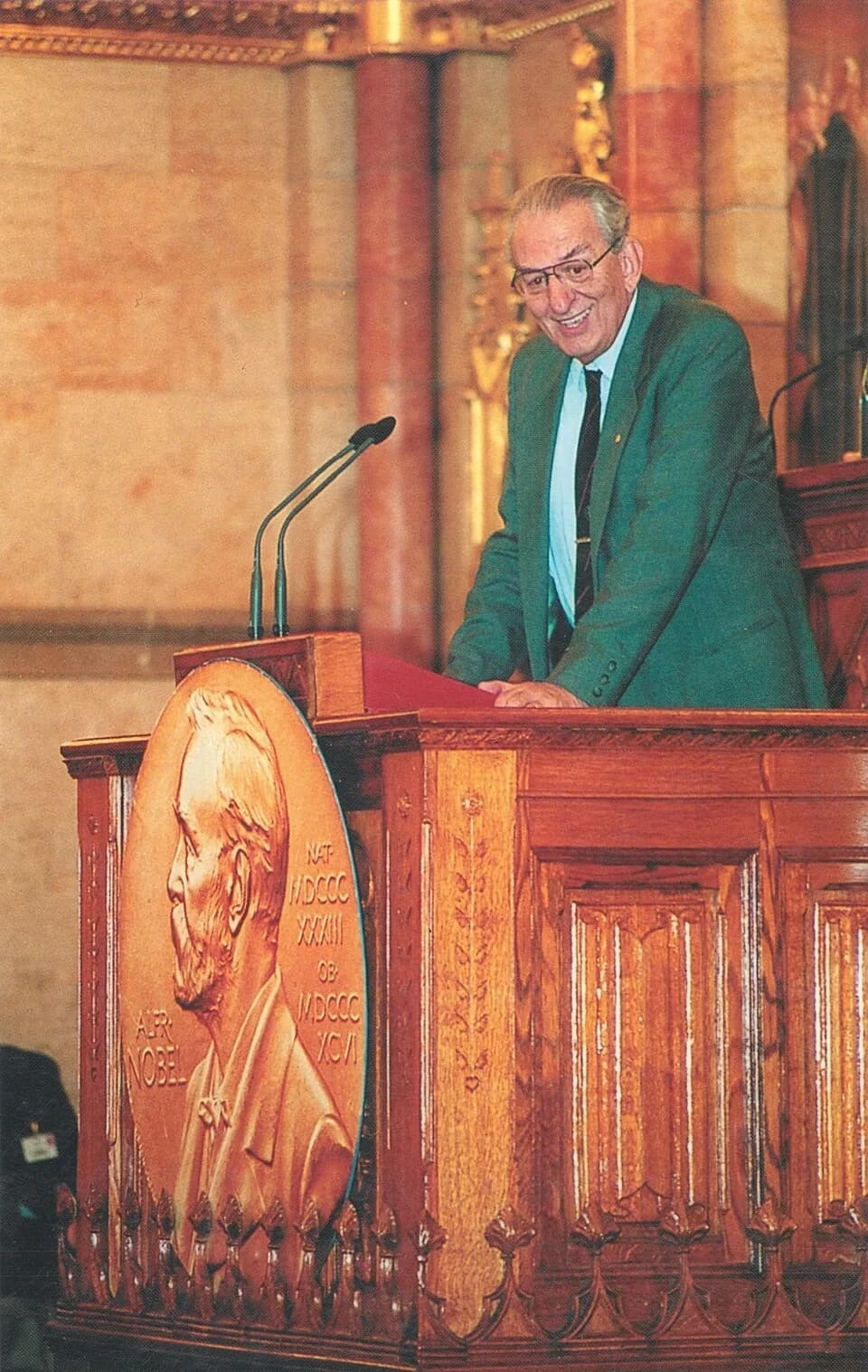 George Andrew Olah - Oláh György 2000-ben, az Országgyűlés üléstermében