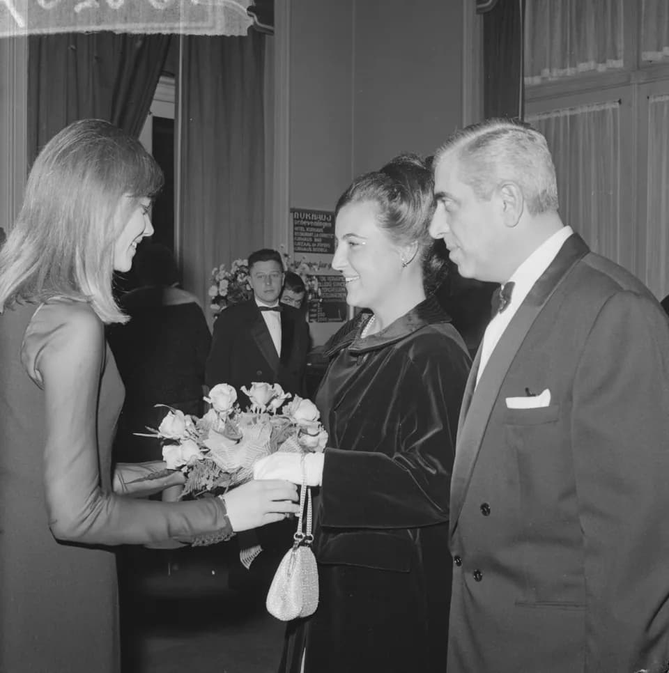 Françoise Hardy - Françoise Hardy and Princess Margriet at the Grand Gala du Disque at the Kurhaus of Scheveningen, 13 October 1963.
Photograph by Eric Koch.
Dutch National Archives, 
The Hague, 
Foto