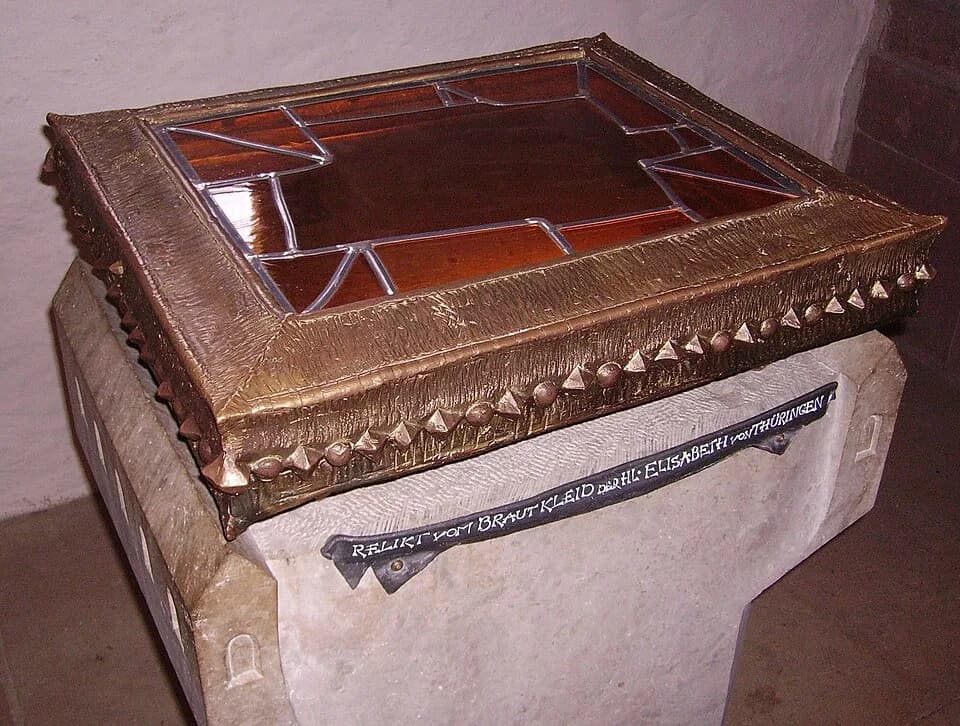 Elizabeth of Hungary - Reliquie im Speyrer Dom: das Brautkleid der Elisabeth von Thüringen. Die Landgräfin Elisabeth von Thüringen (1207-1231) heiratete mit 14 Jahren 1221 in der Georgenkirche in Eise