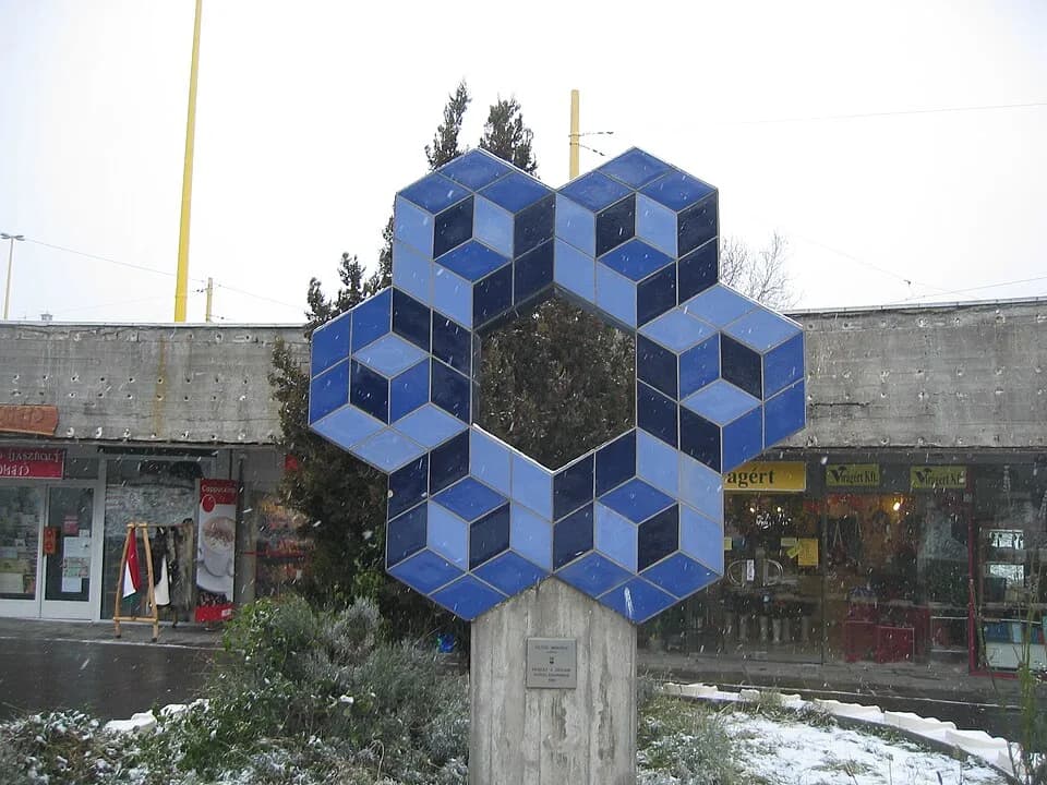 Victor Vasarely - Victor Vasarely sculpture at Budapest Déli pályaudvar trainstation.