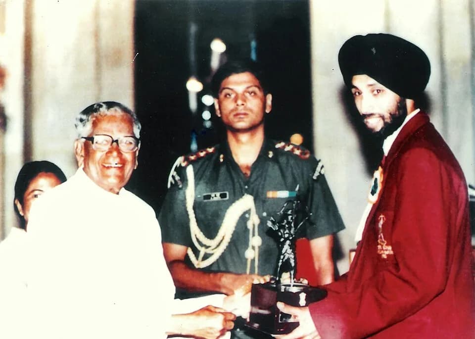 R. Venkataraman - Receiving the Arjuna award 1990 from President  Venkataraman