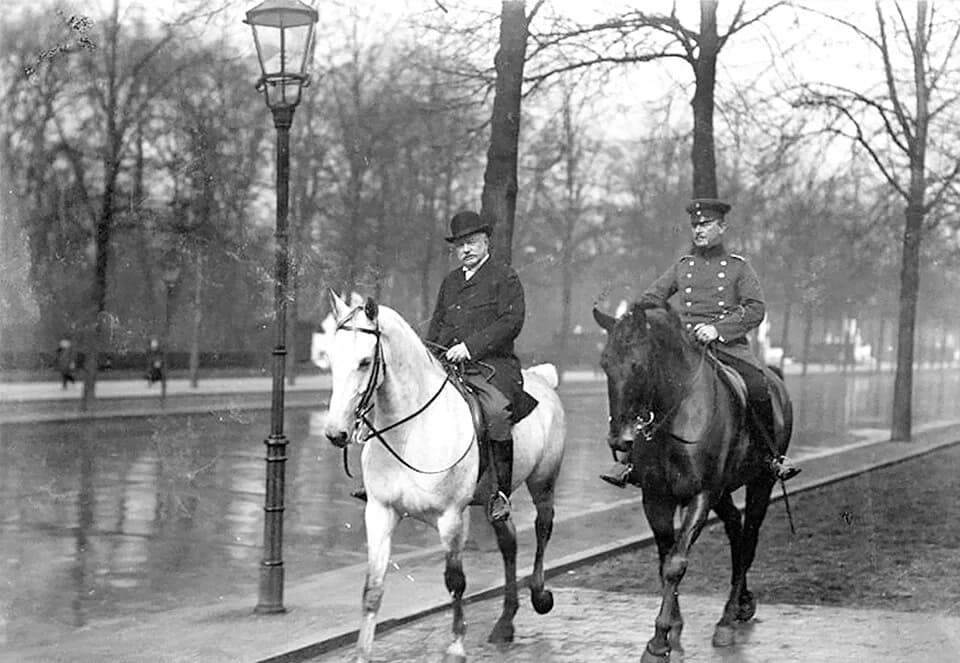 Bernhard von Bülow - Bundesarchiv Bild 146-1979-003-00A, Bernhard von Bülow.jpg