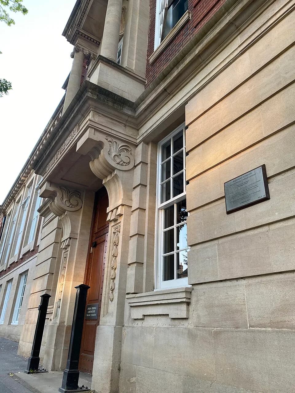 Robert Robinson - A photograph of a commemorative plaque (right) marking the location of the now defunct Dyson Perrins Laboratory in Oxford, England, which existed between 1916-2003. The plaque can be
