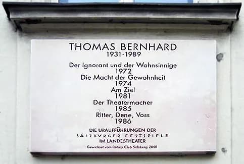 Thomas Bernhard - Diese Gedenktafel am Salzburger Landestheater erinnert, dass wichtige Uraufführungen von Thomas Bernhard-Stücken an diesem Theater erfolgt sind.