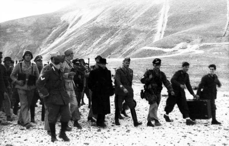 Otto Skorzeny - Bundesarchiv Bild 101I-567-1503A-07, Gran Sasso, Mussolini mit deutschen Fallschirmjägern.jpg