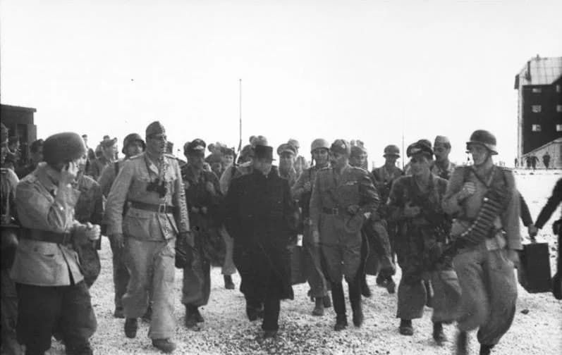 Otto Skorzeny - Bundesarchiv Bild 101I-567-1503A-08, Gran Sasso, Skorzeny, Mussolini mit Fallschirmjägern.jpg