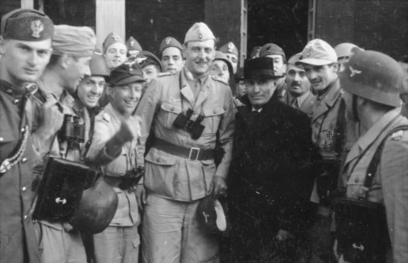 Otto Skorzeny - Bundesarchiv Bild 101I-567-1503C-15, Gran Sasso, Mussolini vor Hotel.jpg