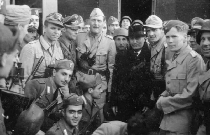 Otto Skorzeny - Bundesarchiv Bild 101I-567-1503C-16, Gran Sasso, Mussolini vor Hotel.jpg