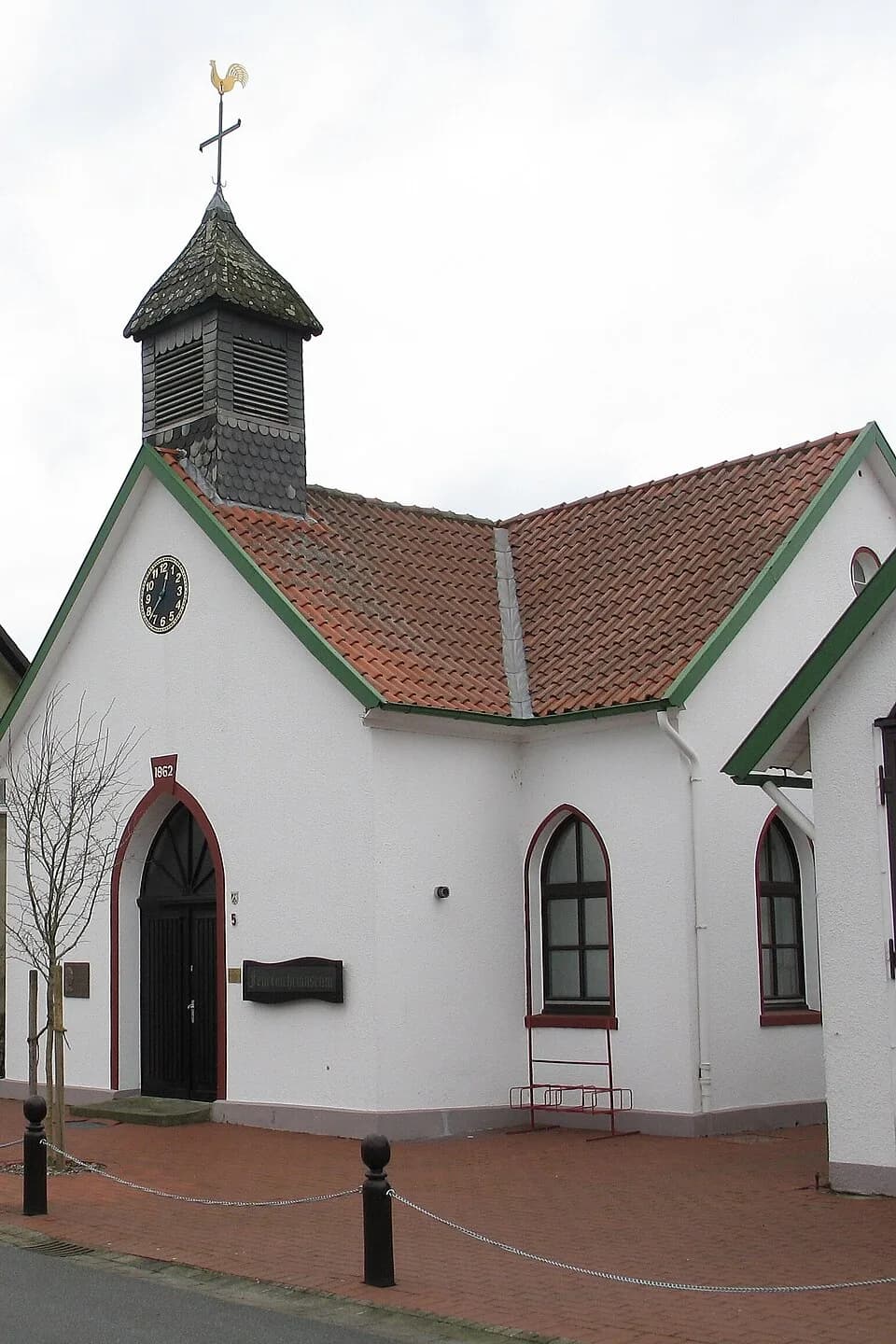 Walter Baade - Dorfschule Schröttinghausen  (Stadt Preußisch Oldendorf, Nordrhein-Westfalen) von 1862, jetzt Feuerwehrmuseum mit Gedenktafel für den bedeutenden Astronomen Walter Baade (1893-1960) am 