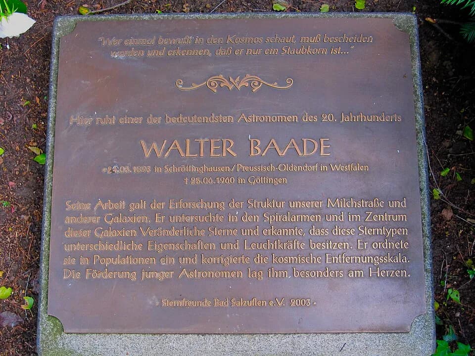 Walter Baade - Bronzeplatte auf dem Grab von Walter Baade auf dem Obernbergfriedhof (Feld 41 Nr. 23-23a) in Bad Salzuflen