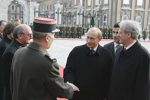 László Sólyom - ALEXANDER PALACE, BUDAPEST. Ceremonial meeting between Vladimir Putin and Hungarian President Laszlo Solyom.