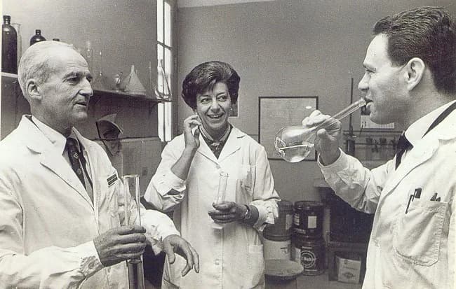 Luis Federico Leloir - Dr. Luis Federico Leloir el 10 de diciembre de 1970, tomando champaña en una probeta festejando el Premio Nobel de Química.