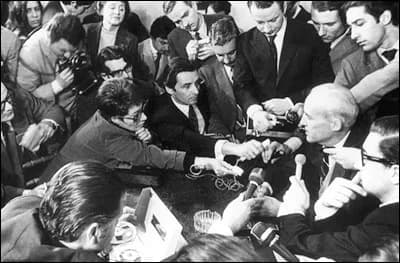 Luis Federico Leloir - Luis F. Leloir atosigado por los periodistas, al difundirse la noticia que había ganado el Premio Nobel de Química. (20-10-1970).JPG