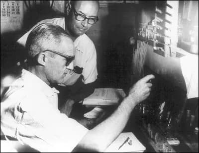 Luis Federico Leloir - Luis Leloir y Carlos Eugenio Cardini en el Instituto Campomar en 1960.