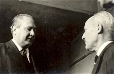 Luis Federico Leloir - Leloir con embajador de Suecia.JPG
