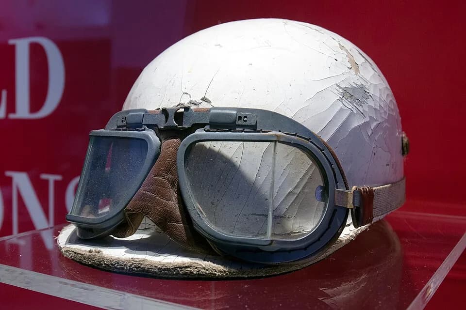 Alberto Ascari - Museo Ferrari: Helmet and racing goggles of Alberto Ascari, in the 1950s.