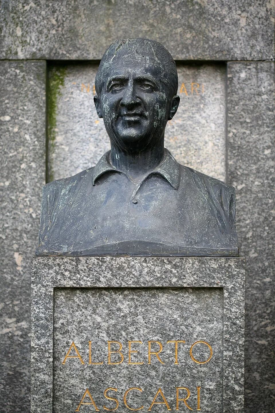 Alberto Ascari - Busto di Alberto Ascari al Cimitero Monumentale di Milano (Michele Vedani (1874-1969), 1955) nel 2014; il busto venne sottratto da ignoti nel 2016